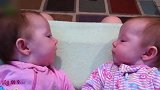 两个小宝宝对着笑，这也太可爱了吧，萌化了！