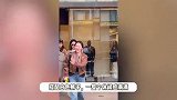 刘亦菲现身巴黎街头被偶遇，镜头都快怼到脸上了：生图美貌惊艳众人