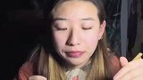 女生大晚上吃东西，被一颗牛肉丸整呆了