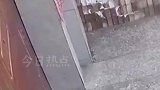 女婿去丈母娘家将大门一脚踹开