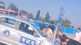 科目二不让教练省心的学员，不注意就撞上了杆，教练都无奈了！