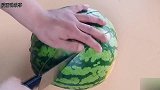 西瓜学学这样切，吃完不脏手不漏汁，家里客人都夸聪明，简单实用