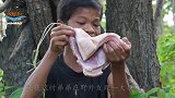 野外美食：熊孩子捡到一块猪肉，炸起来吃太香了！