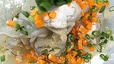 油炸葱花虾仁完成了，盘底铺上青菜是不是更漂亮了