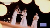 杨钰莹白色吊带超欲，搭配空气刘海，少女感十足