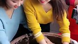 终于见到了网红面馆里的姐妹花，这颜值还真不赖，难怪会火！