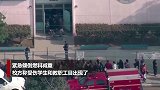 美航客机小学操场上空放油致26人伤 其中包括17名儿童