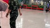 舅舅穿上军装入伍，宝宝前来送行，舅舅暖心回应很有爱