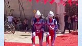 两伴娘扮奥特曼送戒指
