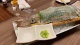 这么新鲜的鱿鱼刺身大家吃过吗，还活着，我可不敢吃！