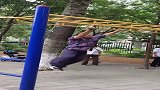 公园里的运动达人，就大爷这个操作，仿佛人猿附体
