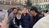 第一个这样拔河，不赢才怪。