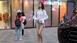 三里屯街拍，腿长一米二的漂亮妹子，这身高快一米九了吧？