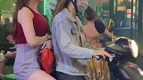 越南女孩这样骑摩托