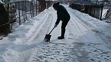 老人自发清理路面积雪，谁说只有站在光里的才算英雄，平凡人的善举更伟大