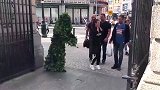 国外街头恶作剧，装扮成树人恶搞路人，路人防不胜防