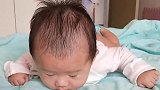 小宝宝练习抬头，一脸淡定的表情，一看就知道将来是当领导的范！