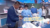 关晓彤帮沈腾穿防护服成“一枝独秀”贾玲帮华晨宇居然穿反了