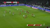 不莱梅后场忙中出错 莱万趟过门将射门稍稍犹豫失良机