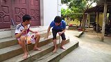 小伙用这样的方式叫人起床，真是太欠揍了