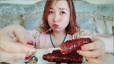 红乎乎的肉皮卷，大姐吃的那叫一个费劲，看得我都崩溃了