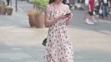 好像韩剧女主角呀，但走路玩儿手机要小心哟！