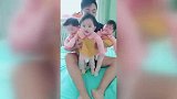 妈妈出门办事，让爸爸照顾三胞胎宝宝，回来看到这一幕直接乐哭