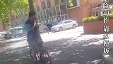 男子倒骑单车不走寻常路