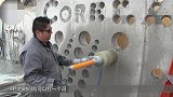美国发明墙体钻孔机 8秒就能打一个孔 工人：真的好用吗？