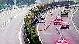 浙江金华：高速超车道换胎6人围观，交警紧急翻越护栏叫停