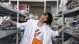 在仓库里面突然就跳起了舞 有点小害羞