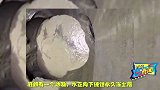西伯利亚突显5千平米神秘“天坑”到底如何形成？科学家们众说纷纭真相到底是何？