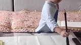 3岁男孩为建军节写军人，行云流水惊艳网友
