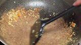 女子买个新锅，做蛋炒饭粘锅很严重，人不行别怪锅不行