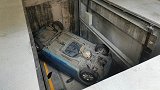 立体停车场突发 女子连人带车坠落4米多深起降库