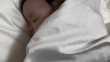 奶爸趁宝贝熟睡，悄悄做了个小雪人布娃娃，谁家的娃这么幸福啊