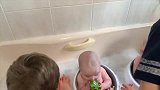 天呐，这三胞胎也太可爱了吧！肉嘟嘟爱洗澡玩到停不下来了