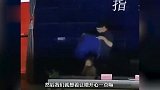 消防员凌晨捡个在马路光脚跑的娃：家里没人找妈妈