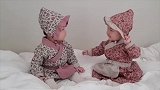双胞胎宝宝穿上新衣服后，妹妹一直笑嘻嘻的盯着姐姐看，好萌