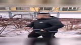 东北上厕所，为什么要带根棍