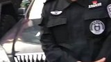 随便拍！特警街头充当人形合影板吸引围观群众