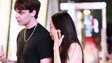 高颜值情侣逛街，成功吸引众人的目光，这样颜值真让人羡慕嫉妒！