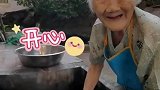 102岁外婆看到外孙后“一秒变脸”，惊喜的小表情太可爱了