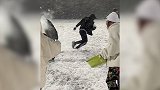 硬核雪仗！东北高校大学生用脸盆打雪仗 网友：慕了慕了