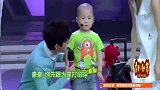 萌娃张俊豪自带音响上节目，萌翻了，差点倒了好搞笑