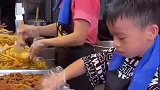 小小男子汉心疼妈妈不易，每天帮妈妈打包卖卤菜