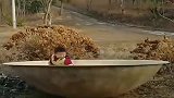 奶奶给孙子安排的玩具，旁边小孩应该很羡慕吧