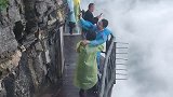 雨后的天门山，茫茫云海铺满天际，如临大海之滨