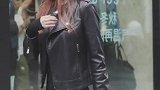 长腿美女，气质满满，走到哪里都是众人的焦点！