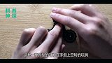 大叔想法奇特，自制发光的指尖陀螺，关上灯后，浮现浪漫的一幕